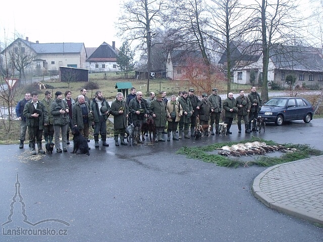 01_Nastoupeni myslivci a honci.jpg